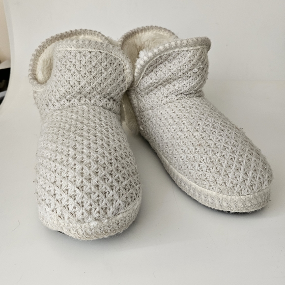 Mukluks Cream Knit Fury Warm Cozy Size L 9-10 Slippers - Picture 9 of 10